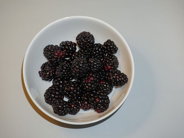 Tazón blanco lleno de moras frescas