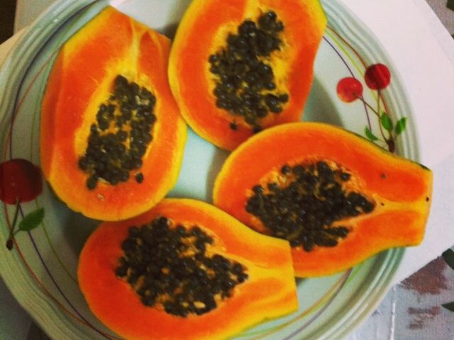 Papayas partidas por la mitad con sus semillas negras
